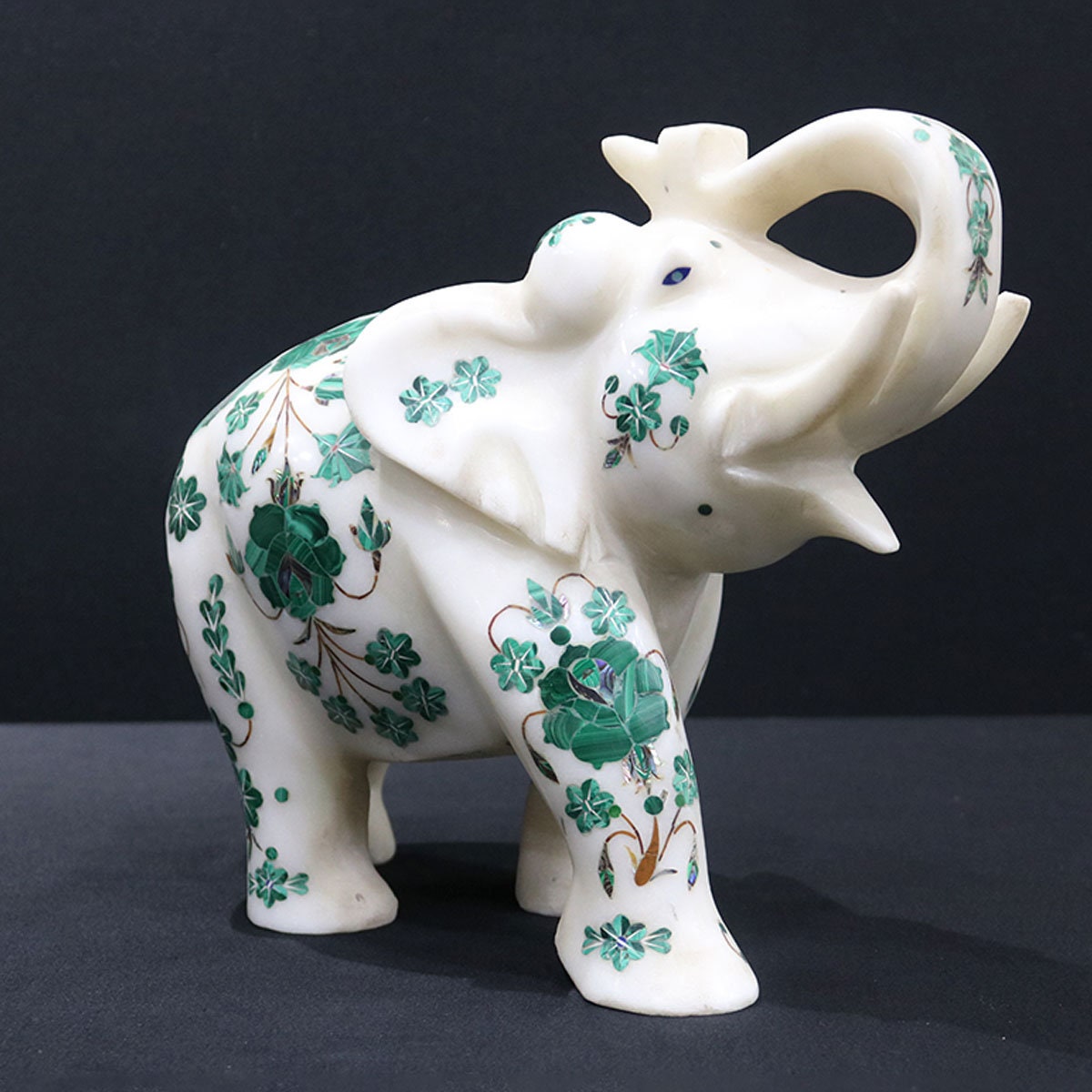 装飾的な鼻を上にした象の彫刻、白い大理石の象の置物、インドの大理石