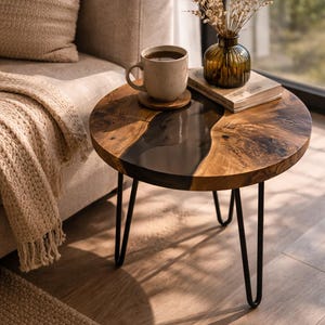 Tampo de mesa em resina epóxi com madeira | Nogueira com borda natural | Design contemporâneo com inspiração fluvial