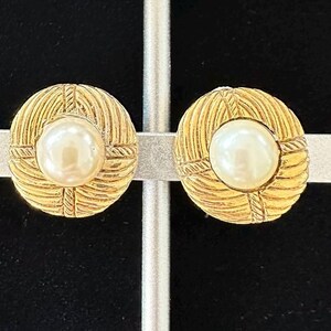 Chanel Vintage 1970-1981 Round Gold Pearl Clip On Earrings