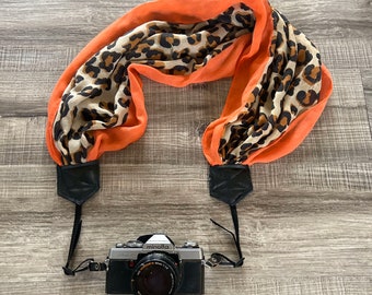 Imprimé guépard avec côtés orange Écharpe douce recyclée Courroie réglable pour appareil photo