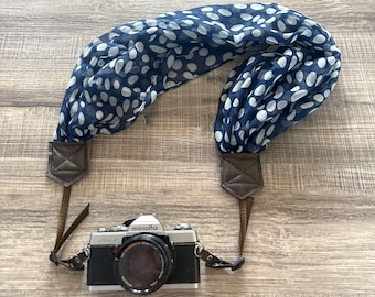 Écharpe douce bleue et blanche à pois avec bandoulière réglable pour appareil photo