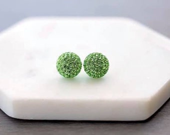 Op de afbeelding: Een set van drie keramische mokken met een gespikkelde, matte afwerking. De mokken zijn in de kleuren crème, lichtgrijs en donkergrijs. Elke mok heeft een eenvoudig, modern ontwerp en een afgeronde handgreep. De mokken zijn op elkaar gestapeld.