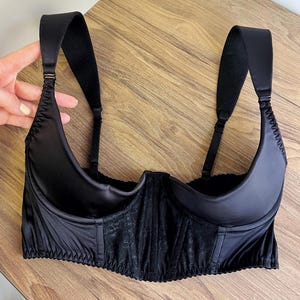 Schwarzer Satin Cupless BH-Regal offen, Viertelschalen-BH-Stütze, heiße Dessous durchsichtig
