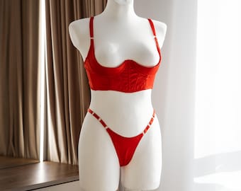 Lingerie sans bonnets explicite avec armatures : corset à poitrine ouverte, micro-string en satin