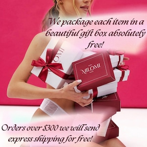 Op de afbeelding: Een vrouw houdt een stapel cadeaudozen vast die zijn ingepakt in wit papier met rood lint. De dozen zijn gelabeld met "MILOMI". De tekst "We verpakken elk item in een mooie cadeaudoos, helemaal gratis!" en "Bestellingen boven &euro; 300 verzenden we gratis met expressverzending!" is zichtbaar in de afbeelding.