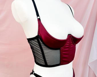 Sutiã tipo corset aberto em cetim: lingerie com bojo parcial, ajuste regulável.