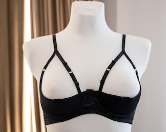 Sujetador abierto de copa de cuarto con diseño de satén que ofrece buen soporte.