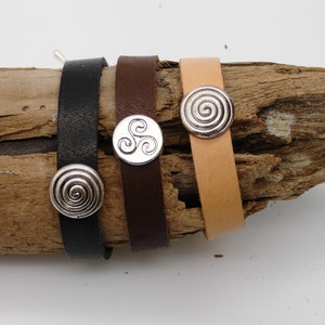 1 cm wide leather bracelet with silver sliding bead in vintage look and carabiner clasp with extension chain