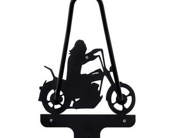 Könnte beinhalten: Schwarzer Metall-Wandhaken mit einer Silhouette einer Person auf einem Motorrad. Der Haken hat eine gebogene Oberseite und einen unteren Abschnitt mit einem Haken. Das Motorrad-Design fügt der Dekoration ein Biker-Thema hinzu.