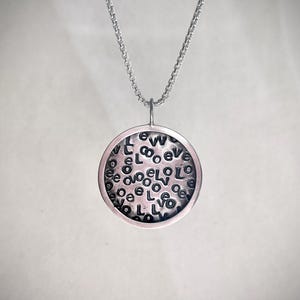 Medalhão Love em prata esterlina. Pingente estampado Love em corrente de 18".