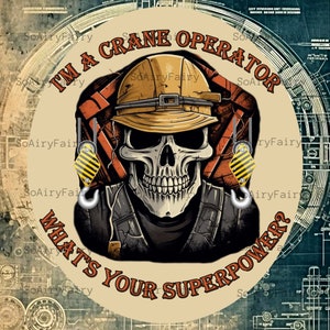 Könnte beinhalten: Ein beiger Kreis mit einem Schädel, der einen gelben Helm trägt und an jeder Seite einen roten und gelben Kranhaken hat. Der Text "I'm a Crane Operator What's Your Superpower?" ist um den Schädel herum geschrieben.