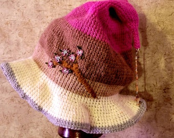 Sombrero de bruja de crochet con diseño de flor de cerezo, sombrero de bruja de duendecillo o seto, tamaño adulto, rosa, marrón y crema.