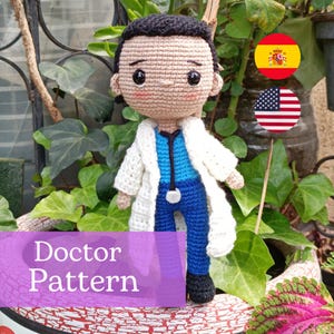 Puede incluir: Patrón de crochet para un amigurumi de doctor. La muñeca lleva una bata blanca, pantalones azules y un estetoscopio. El patrón está disponible en inglés y español.