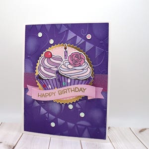 Tarjeta de cumpleaños hecha a mano con globos y cupcakes en relieve