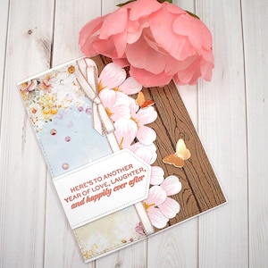 Tarjeta de aniversario hecha a mano con flores 3D y mariposas metálicas
