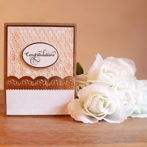 Handgemaakte bruiloft of verlovingskaart met verijdelde felicitaties en laser cut achtergrond