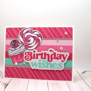Tarjeta de cumpleaños hecha a mano con cupcake y piruleta coloreados a mano
