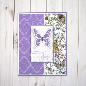 Tarjeta para el Día de la Madre hecha a mano con una mariposa en capas intrincada