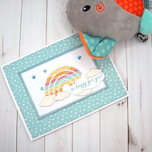 Carte de vœux faite main en bleu avec arc-en-ciel pastel
