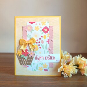 Carte de Pâques faite main avec panier de Pâques fleuri
