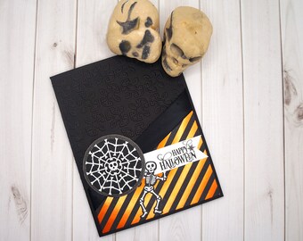 Tarjeta de Halloween hecha a mano con esqueleto y telaraña