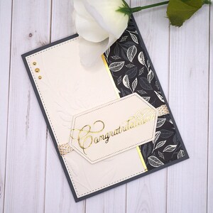 Carte de mariage ou de fiançailles faite à la main avec fond floral en relief