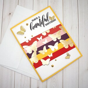 Cartão de aniversário feito à mão com borboletas douradas