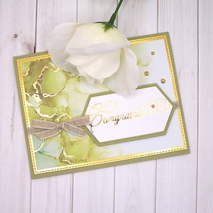 Carte de mariage ou de fiançailles faite main avec fond d'encre à l'alcool
