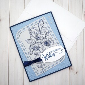 Carte de mariage faite main avec typographie florale