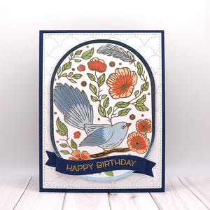 Cartão de aniversário feito à mão com pássaro e flores