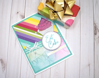 Carte d'anniversaire faite main avec un petit gâteau coloré à la main et une sucette