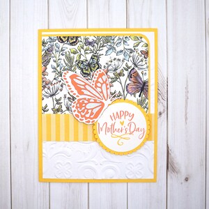 Tarjeta del Día de la Madre hecha a mano con una mariposa brillante en capas