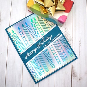 Tarjeta de cumpleaños hecha a mano con fondo de vela holográfica y frustrada