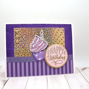 Tarjeta de cumpleaños hecha a mano con papel holográfico y un cupcake