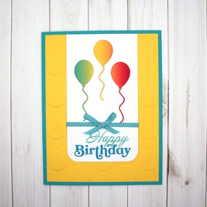 Tarjeta de cumpleaños hecha a mano con globos recortados