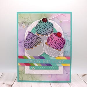 Biglietto di compleanno fatto a mano con cupcake e palloncini in rilievo