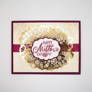 Tarjeta del Día de la Madre hecha a mano con encaje floral dorado