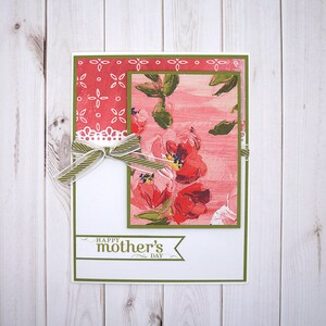 Tarjeta para el Día de la Madre hecha a mano con flores pintadas y borde de encaje