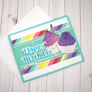 Tarjeta de cumpleaños hecha a mano con cupcakes y arcoíris