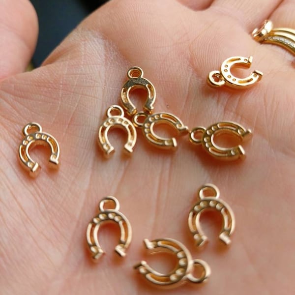 10 pendentifs à breloques en forme de sabot de cheval en or. Parfait pour les bracelets, colliers. Taille : 11 x 8 mm. Pendentifs en fer à cheval. Porte-bonheur.