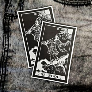 THE FOOL // Patch de lona punk com cartas de tarô pretas ou brancas // Patch de tecido Rider-Waite // Costure em jaquetas e bolsas // Arte para emoldurar e montar