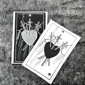 3 OF SWORDS // Zwarte of witte tarotkaart canvas punkpatch // Rider-Waite-achterpatch van stof // Jacks, tassen opnaaien // Kunst aan lijst, montage