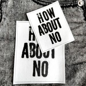 Puede incluir: Dos parches de tela blanca con texto negro. El parche superior dice "How About No" y el parche inferior dice "How About No".