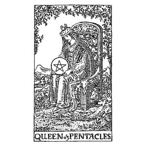 Op de afbeelding: Zwart-wit illustratie van de Queen of Pentacles tarotkaart. De koningin zit op een troon en houdt een pentakel vast. De kaart heeft gedetailleerde lijntekeningen met de tekst "QUEEN OF PENTACLES" onderaan.