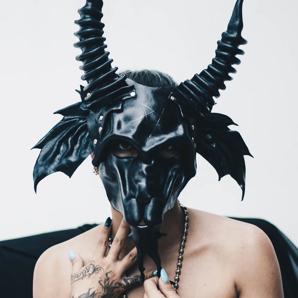 Máscara Baphomet de cuero negro hecha a mano, cabra del infierno, demonio, ser malvado con cuernos, máscara de Halloween