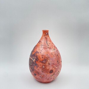 Jarrón de porcelana cocida en Saggar con forma de lágrima: cerámica artesanal pequeña pero poderosa.