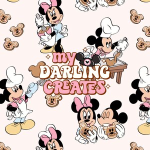 Op de afbeelding: Een naadloos roze en wit patroon met Mickey Mouse en Minnie Mouse-personages die koekjes bakken en versieren. De tekst "My Darling Creates" staat in het midden van het patroon.