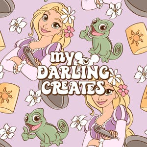Peut inclure: Un motif sans couture représentant une femme blonde de dessin animé avec de longs cheveux tenant une poêle à frire. Le motif comprend également un caméléon vert, des fleurs et une lanterne avec un motif de soleil. Le texte "my darling creates" est écrit dans une police rétro.