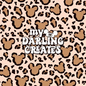 Puede incluir: Un fondo rosa con un patrón de estampado de leopardo marrón y negro. El texto "my darling creates" está en letras blancas con una cabeza de Mickey Mouse marrón con un sombrero rojo sobre la palabra "my".