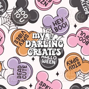 Puede incluir: Un patrón repetitivo con caramelos con forma de Mickey Mouse en varios colores, incluyendo naranja, morado, rosa y negro. Los caramelos tienen frases temáticas de Halloween como "Boo To U" y "Stay Spky". También están presentes las palabras "My Darling Creates".